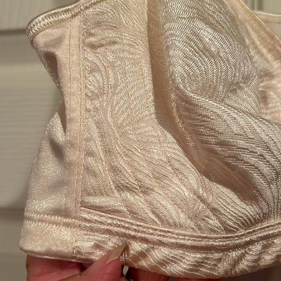 Playtex 36D 18 Hour Front Closure Bra - 6 Hook, Extra Back Support & Side Seams - Picture 2 of 8